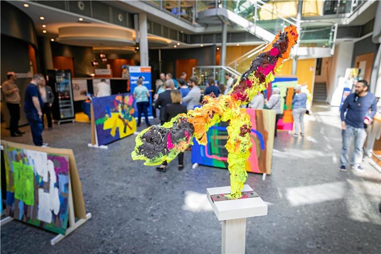 Harald Hönischs gefallener Engel stellt den Mittelpunkt der Ausstellung dar, 17 Werke finden Platz in der Volksbank. Fotos: Alexander Becher