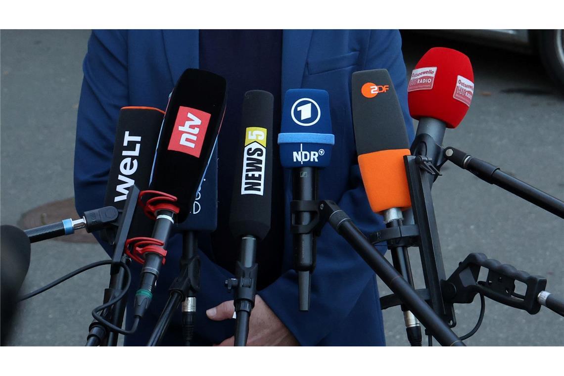 Harald Nowack, Oberstaatsanwalt und Pressesprecher der Staatsanwaltschaft Rostock, unterrichtete die Öffentlichkeit im November über die Festnahme der Tatverdächtigen. (Archivbild)