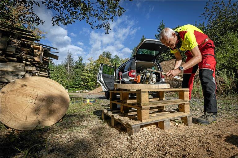 Harald Ott arbeitet an seinen Sonnenscheiben. Foto: Alexander Becher
