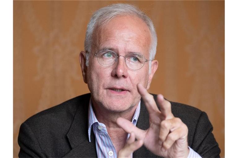 Harald Schmidt, Entertainer und Schauspieler, spricht bei einem dpa-Interview im Opernhaus in Stuttgart. Foto: Bernd Weißbrod