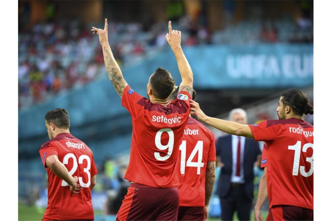 Haris Seferovic brachte die Schweiz schon früh in Führung. Foto: Jean-Christophe Bott/KEYSTONE/dpa