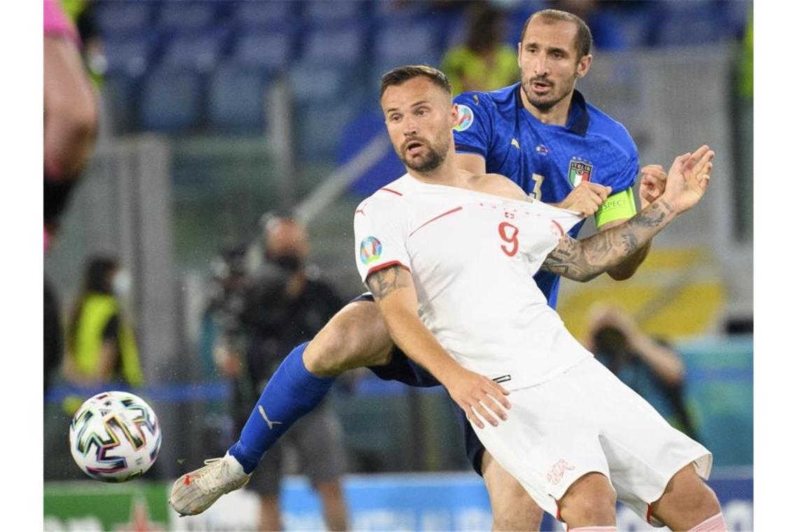 Italien nach Sieg gegen die Schweiz im EM-Achtelfinale Haris Seferovic (l) aus der Schweiz und Giorgio Chiellini aus Italien kämpfen um den Ball. Foto: Jean-Christophe Bott/KEYSTONE/dpa