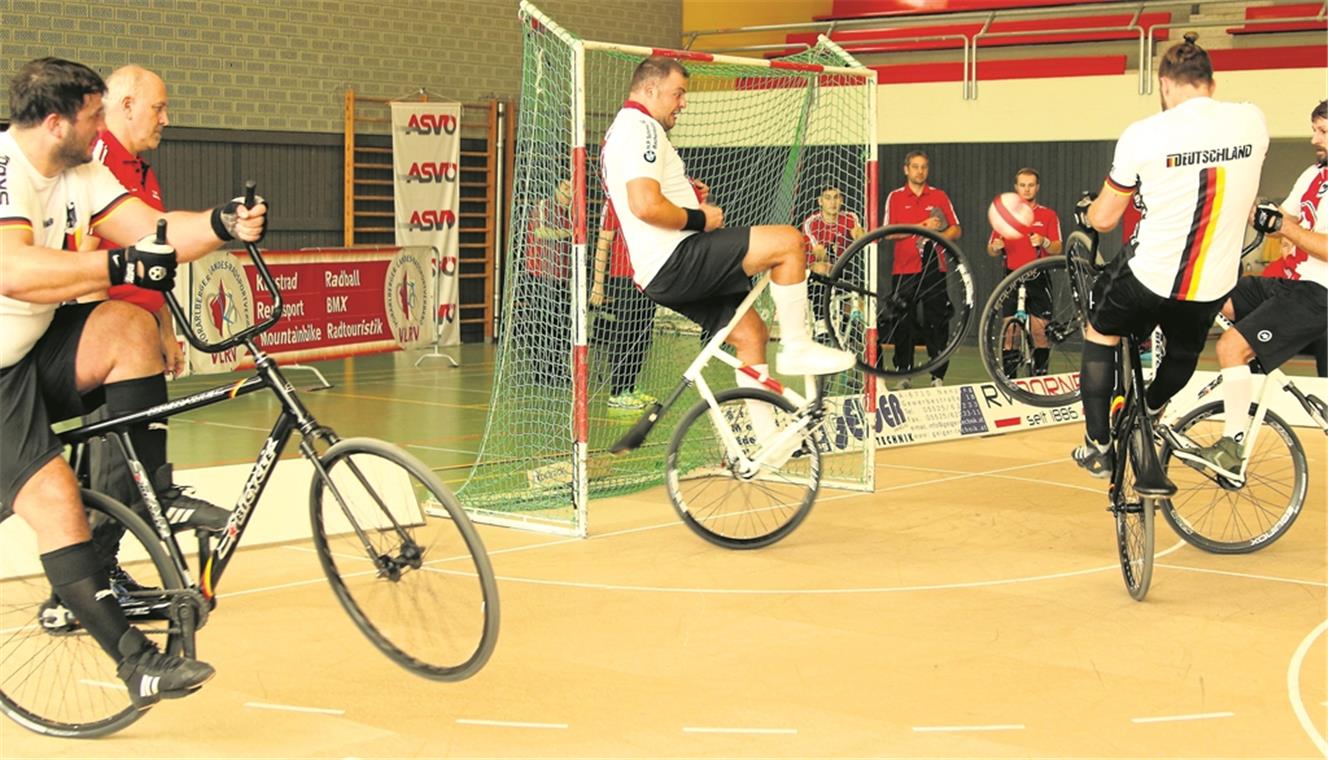 Harmonierten beim Dreinationencup gut und besiegten auch die SchweizI mit 6:2: Marcel Schüle (links) und Björn Bootsmann. Foto: W. Schwarz