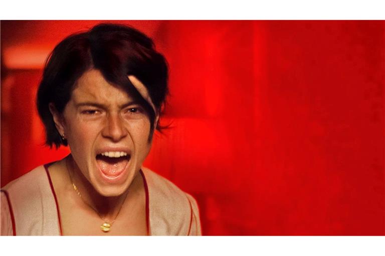 Harper (Jessie Buckley) schlägt zurück.