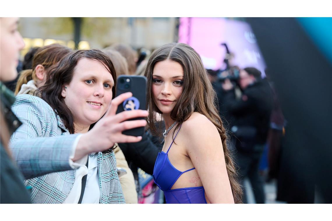 Harriet Herbig-Matten macht in Berlin Selfies mit Fans.