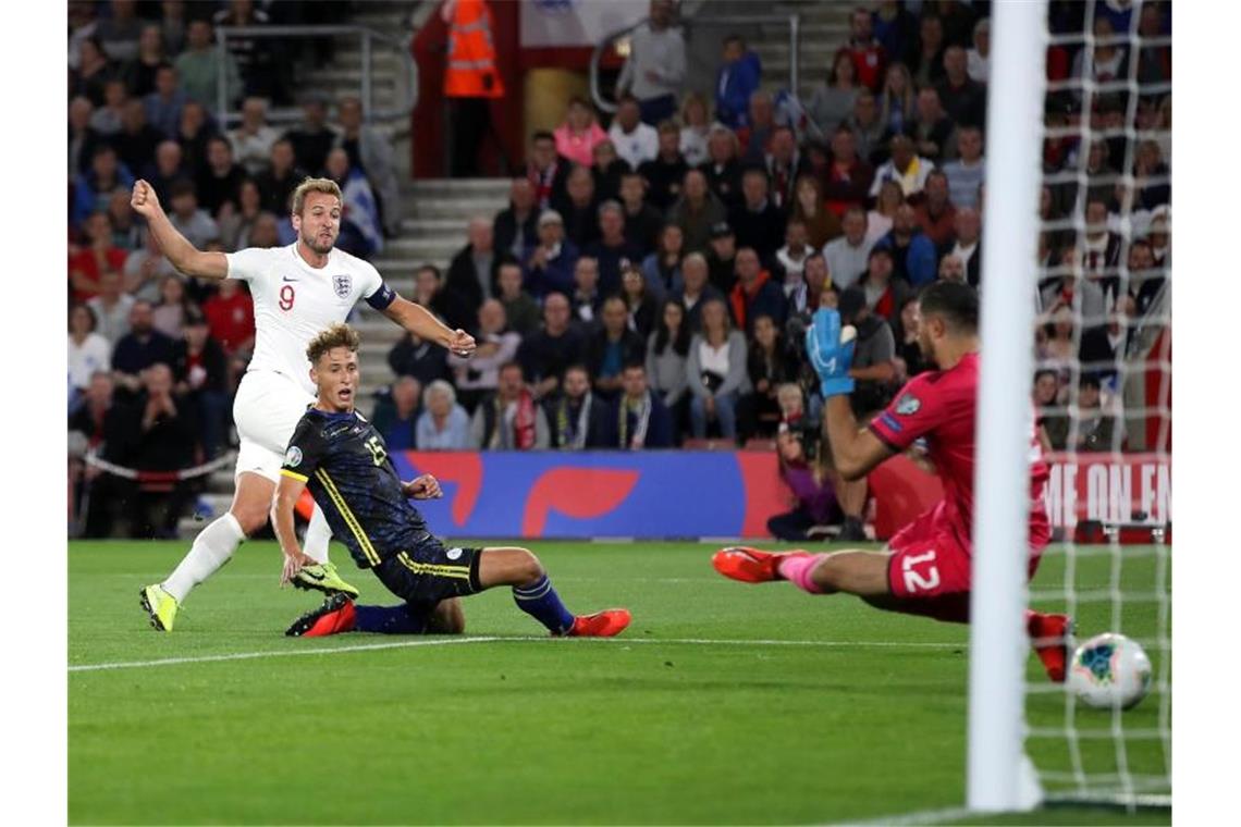 Harry Kane (l) erzielt das 2:0 gegen Kosovo für England. Foto: Adam Davy/PA Wire
