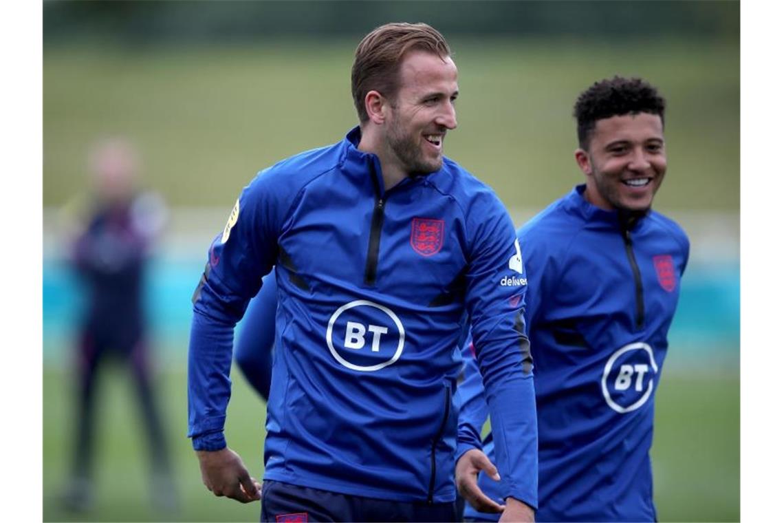 Harry Kane (l) und Jadon Sancho trainieren mit bester Laune. Foto: Nick Potts/PA Wire/dpa