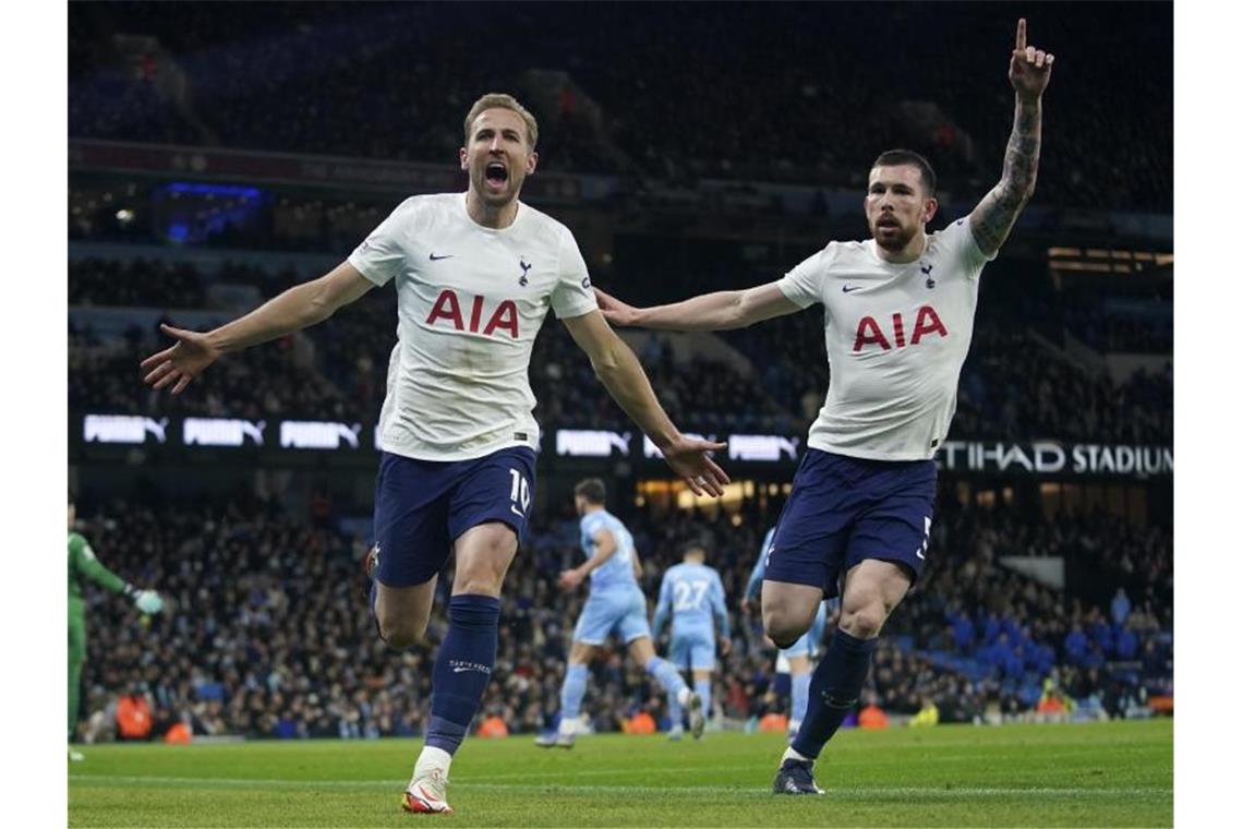 Meisterschaft offen: Man City verliert Kracher gegen Spurs Harry Kane (l) und Pierre-Emile Hojbjerg von Tottenham Hotspur feiern das Tor zum 2:1 gegen Manchester City. Foto: Jon Super/AP/dpa