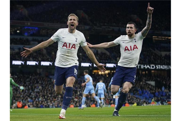 Harry Kane (l) und Pierre-Emile Hojbjerg von Tottenham Hotspur feiern das Tor zum 2:1 gegen Manchester City. Foto: Jon Super/AP/dpa