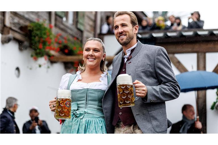 Harry Kane präsentierte sich mit seiner Frau Katie Goodland in bester Wiesn-Stimmung.
