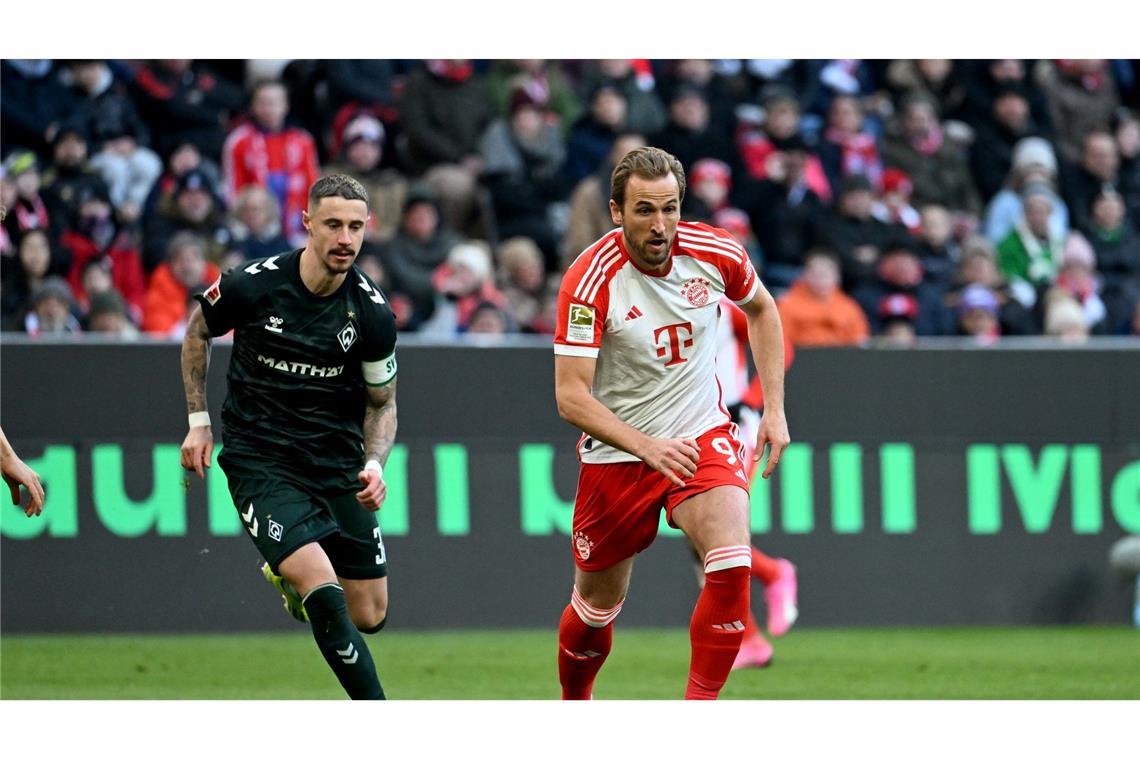 Harry Kane (r) und die Bayern mussten sich Werder Bremen geschlagen geben.