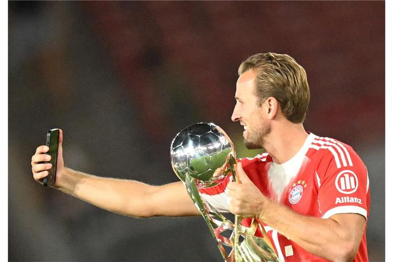 Harry Kane vom FC Bayern setzt sich nach dem Gewinn des Supercups selbst in Szene. Jetzt geht es in der Bundesliga los.