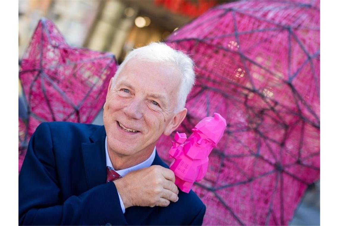 Harry Mergel (SPD), Bürgermeister von Heilbronn, mit einem Modell des Buga-Maskottchens „Karl“. Foto: Christoph Schmidt/Archivbild