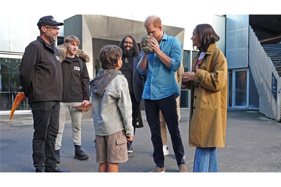 Harry und Meghan ließen sich einen Marngrook-Ball zeigen, der für ein traditionelles indigenes Ballspiel benutzt wird.