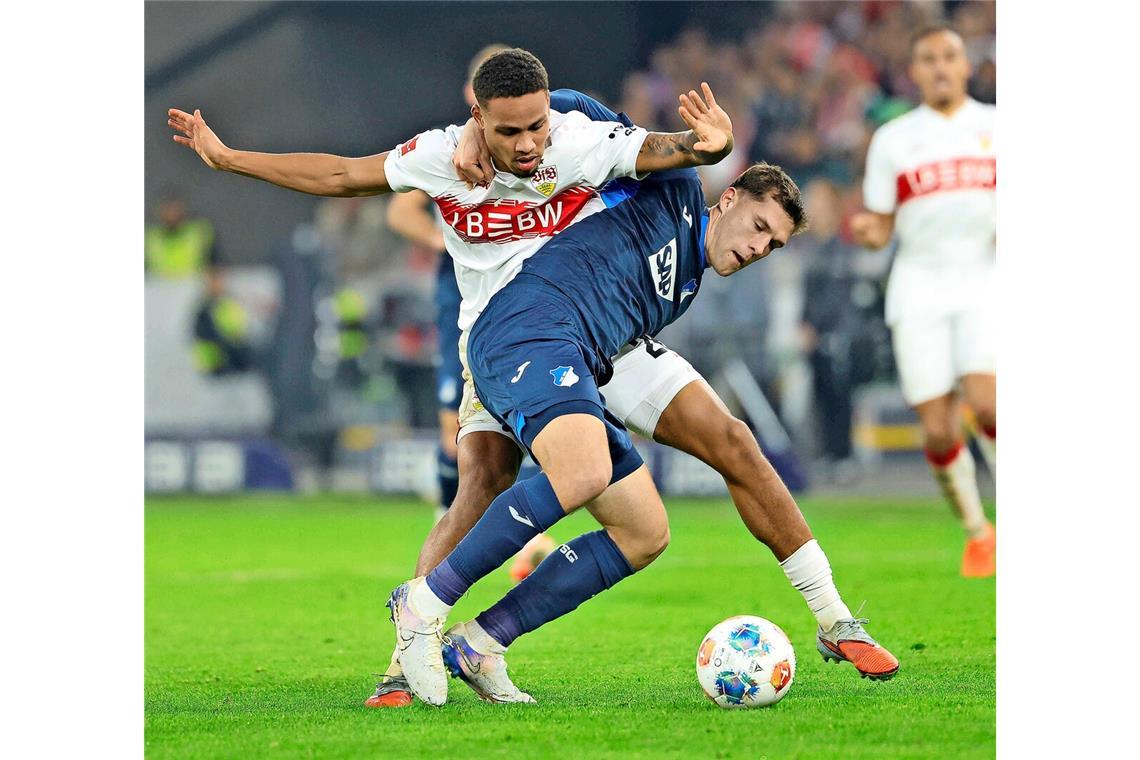 Hart am Mann ist hier weit in der gegnerischen Hälfte VfB-Profi Nicolas Nartey (hinten) gegen Hoffenheims Robin Hranac.