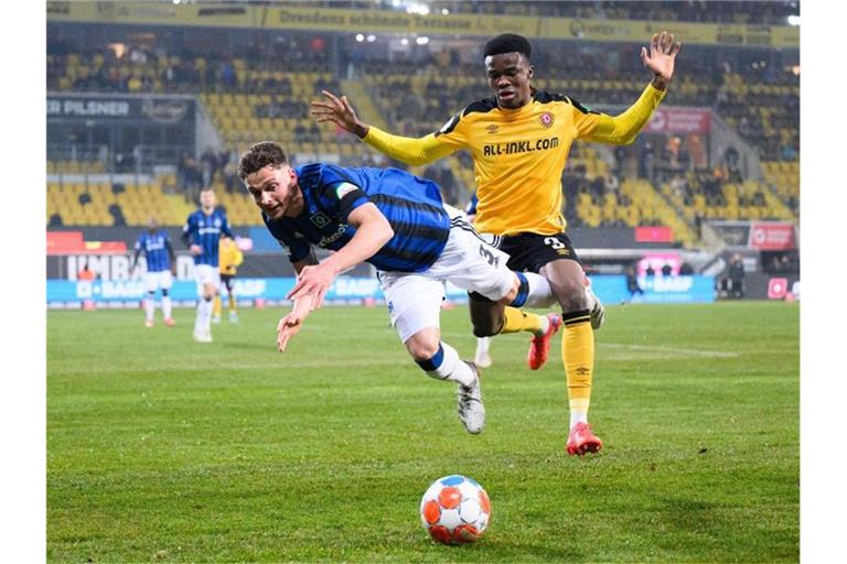 Hart umkämpftes Unentschieden: Dynamos Michael Akoto (r) gegen Hamburgs Moritz Heyer. Foto: Robert Michael/dpa-Zentralbild/dpa