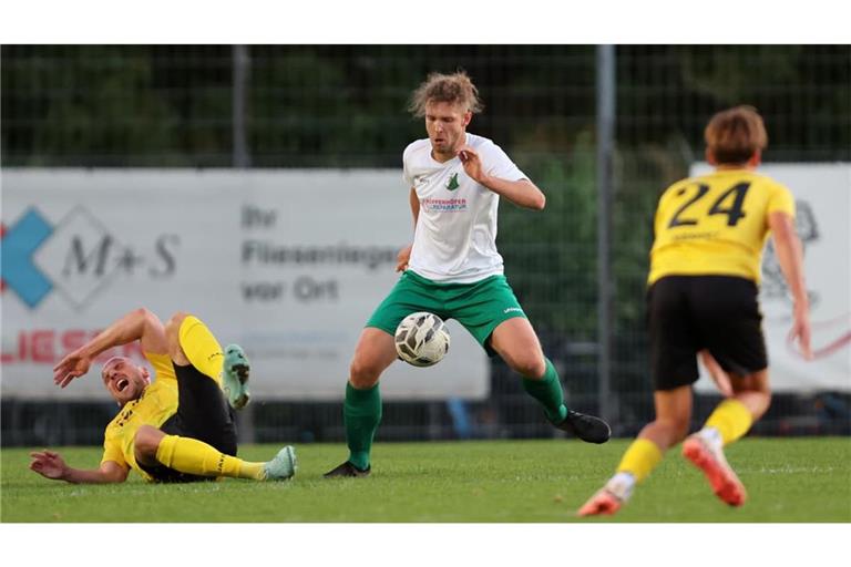 Harte Bandagen im Landesliga-Derby: Der TSV Heimerdingen mit Leon Baumeister am Ball zwang den SV Leonberg/Eltingen mit Patrik Hofmann (li.) zu Boden.