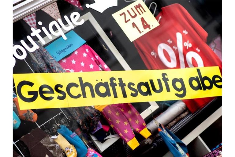 Harte Zeiten für viele Unternehmen: Ein Schild mit der Aufschrift „Geschäftsaufgabe“ hängt im Schaufenster eines Ladens. Foto: Hauke-Christian Dittrich/dpa