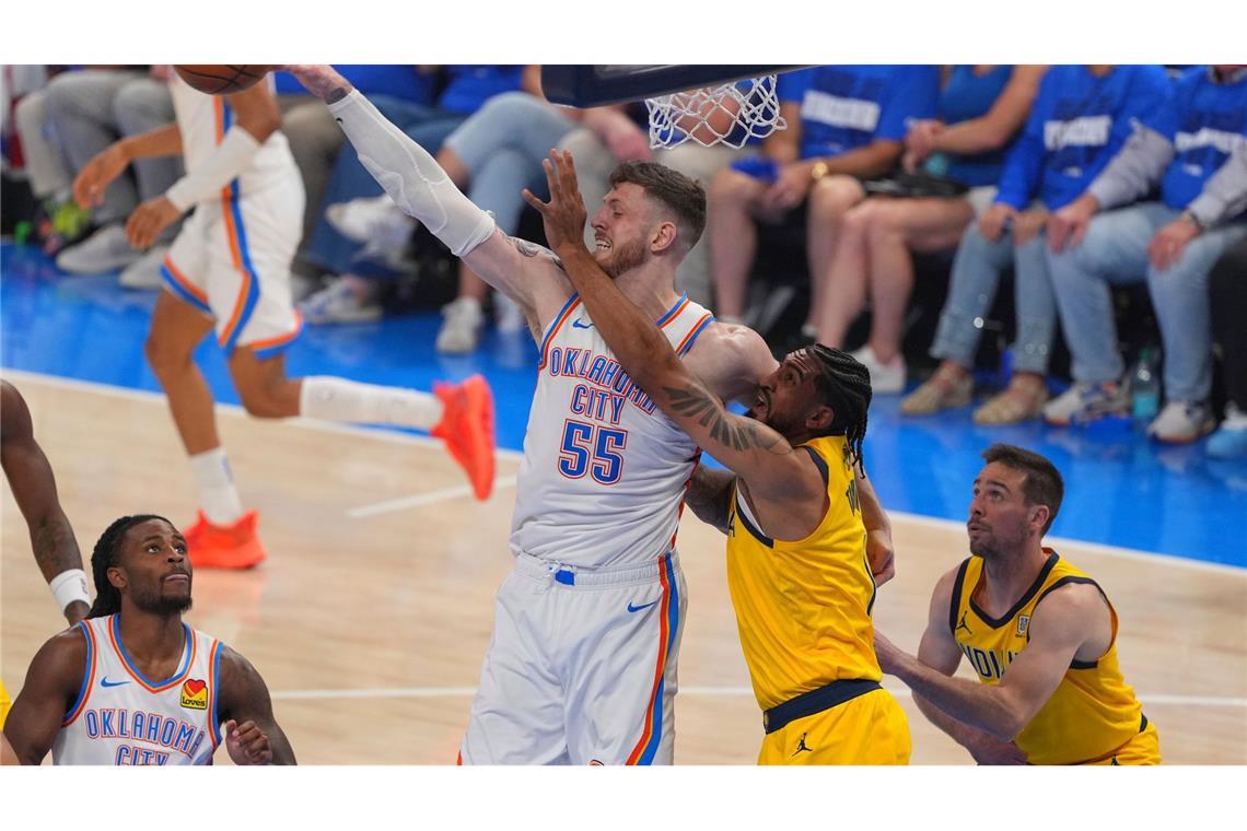 Hartensteins OKC fehlt noch ein Sieg zum Titel in der NBA Hartenstein musste erneut hart arbeiten.