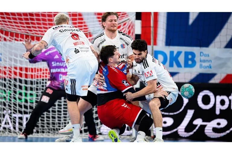 Harter Job am Kreis: Bietigheims Jonathan Fischer versucht sich gegen das Erlanger Abwehrtrio Marek Nissen, Maciej Gebala und Eloy Morante (v.li.) durchzusetzen.
