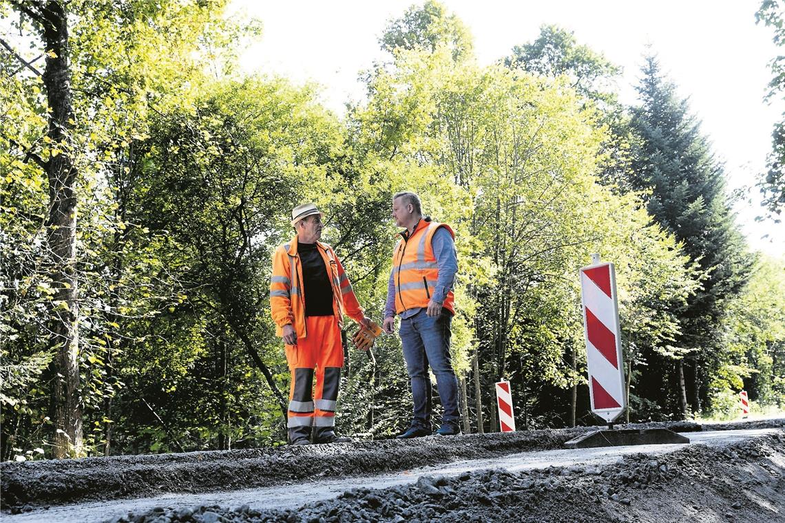Hartmut Meiser und Karsten Klein (von links) tauschen sich über den Stand der Arbeiten aus. Der aktuelle dritte Abschnitt im Wald ist vergleichsweise aufwendig.
