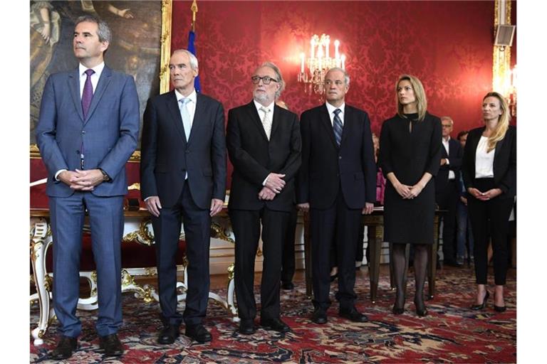 Hartwig Löger (l-r), neu ernannter Vizekanzler von Österreich, Eckart Ratz, neu ernannter Innenminister, Walter Pöltner, neu ernannter Sozialminister, Johann Luif, neu ernannter Verteidigungsminister, Valerie Hackl, neu ernannte Verkehrsministerin, und Juliane Bogner-Strauß (ÖVP), neu ernannte Ministerin für Sport und öffentlicher Dienst in der Präsidentschaftskanzlei in Wien. Foto: Hans Klaus Techt