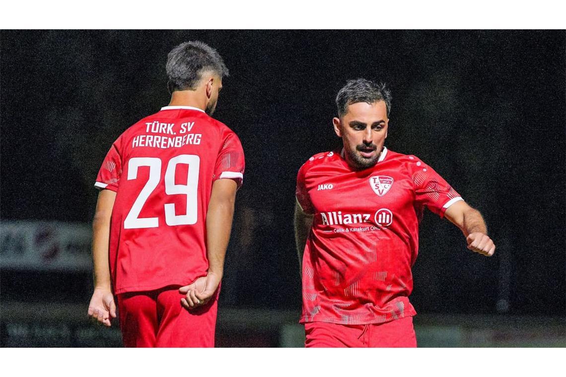 Harun Abdullah Güney (re.) und der Türk SV Herrenberg gewinnen nach Elfmeterschießen beim GSV Maichingen II.
