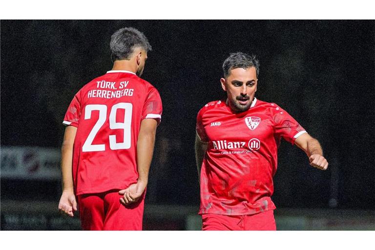 Harun Abdullah Güney (re.) und der Türk SV Herrenberg gewinnen nach Elfmeterschießen beim GSV Maichingen II.