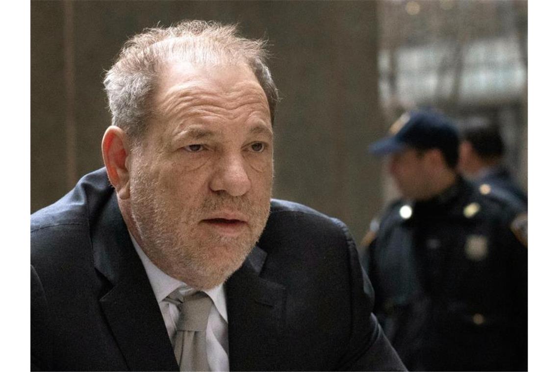 Dem Hollywood-Mogul Weinstein wird sein Strafmaß verkündet Harvey Weinstein, ehemaliger Filmproduzent aus den USA, beschäftigt mittlerweile einen „Gefängnis-Berater“. Foto: Mark Lennihan/AP/dpa