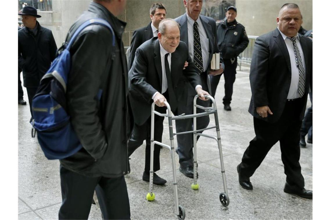 Harvey Weinstein kommt mit einer Gehhilfe am Obersten Gericht des Bundesstaates New York in Manhattan an. Foto: Seth Wenig/AP/dpa