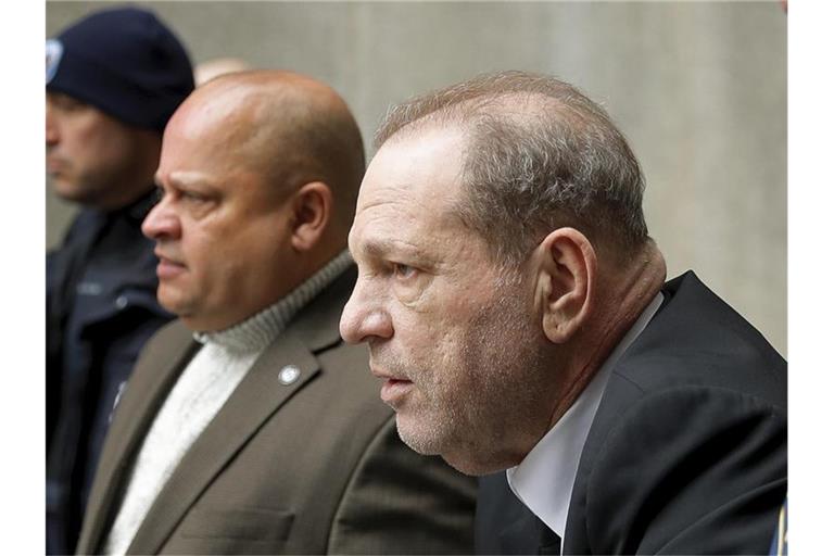 Harvey Weinstein (r) verlässt das Oberste Gericht des Bundesstaates New York in Manhattan. Foto: Seth Wenig/AP/dpa