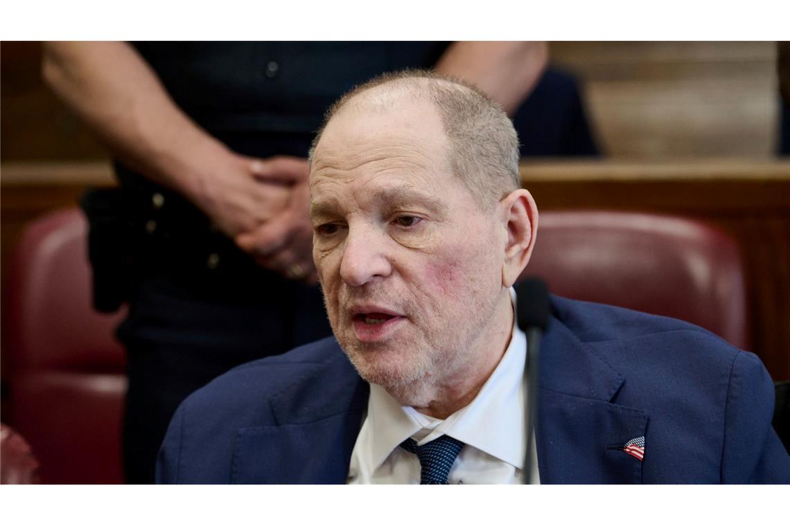 Bilder des Tages Harvey Weinstein spricht mit Pressefotografen im Strafgericht von Manhattan, während die Geschworenen in seinem Wiederaufnahmeverfahren beraten. Der frühere Hollywood-Produzent ist in einem neu aufgerollten Strafprozess erneut für schuldig befunden worden - allerdings nur teilweise.