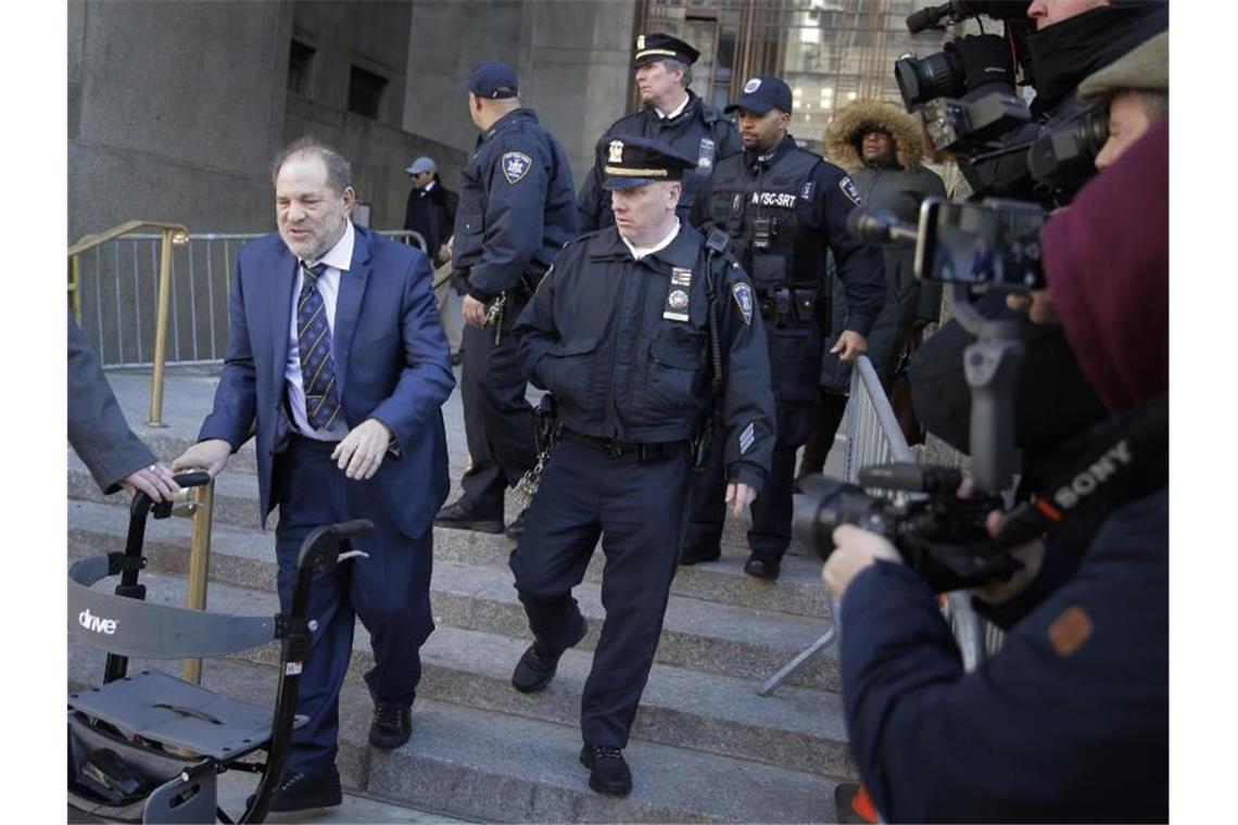 Weinstein-Prozess: Jury zieht sich zu Beratungen zurück Harvey Weinstein verlässt das Gerichtsgebäude. Foto: Seth Wenig/AP/dpa