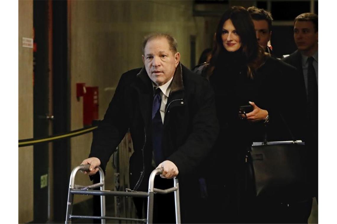Harvey Weinstein verlässt mit seiner Anwältin Donna Rotunno das Gerichtsgebäude. Foto: Richard Drew/AP/dpa