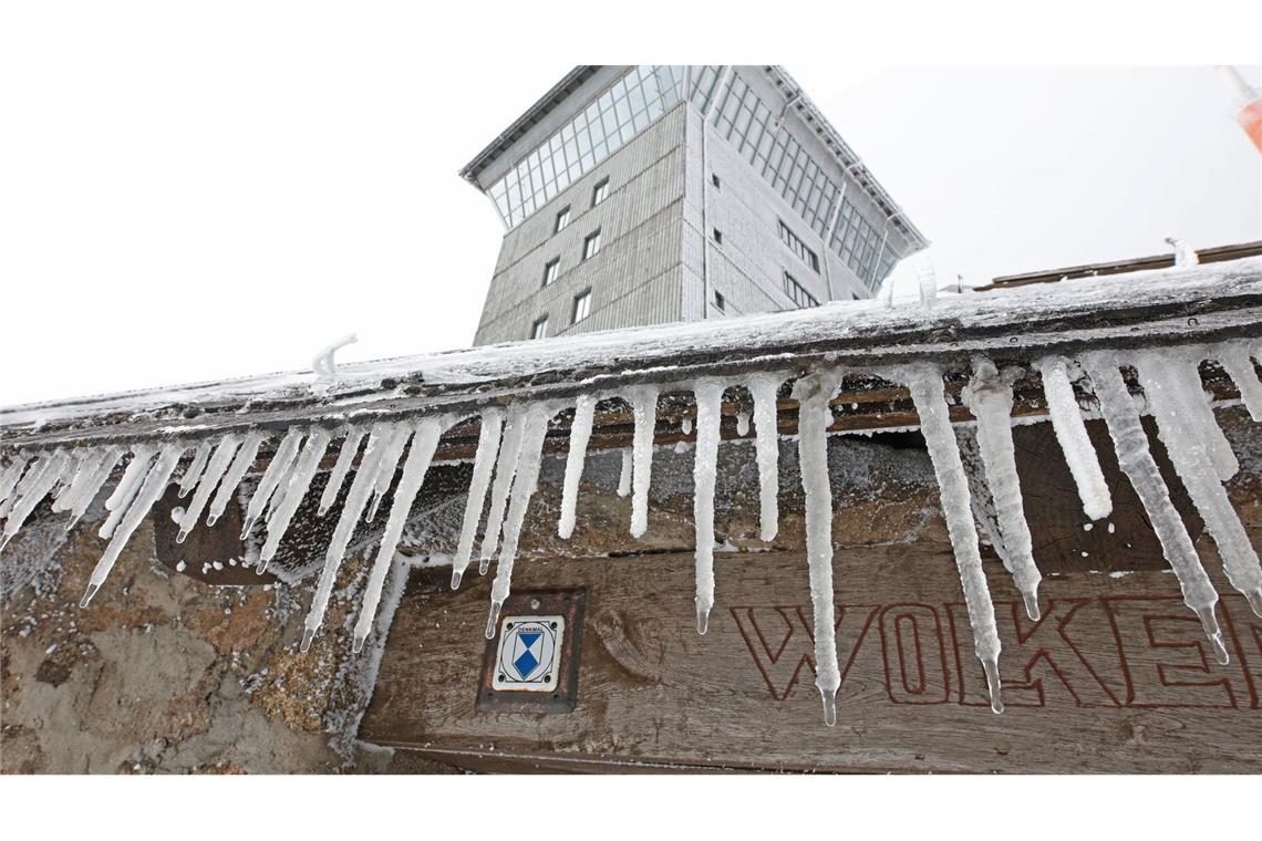 Harz-Brocken: Schnee und Eis prägen das Brockengebiet – Eiszapfen am Wolkenhäuschen