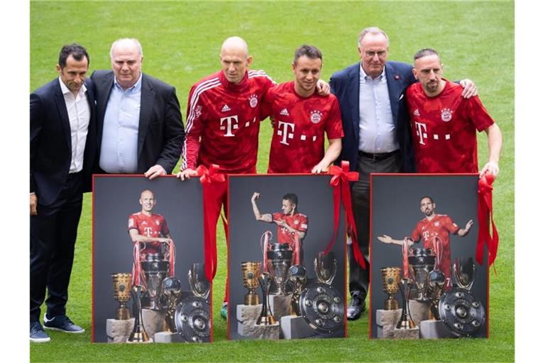 Hasan Salihamidzic (l-r) Uli Hoeneß und Karl-Heinz Rummenigge verabschieden Arjen Robben, Rafinha und Franck Ribéry. Foto: Sven Hoppe