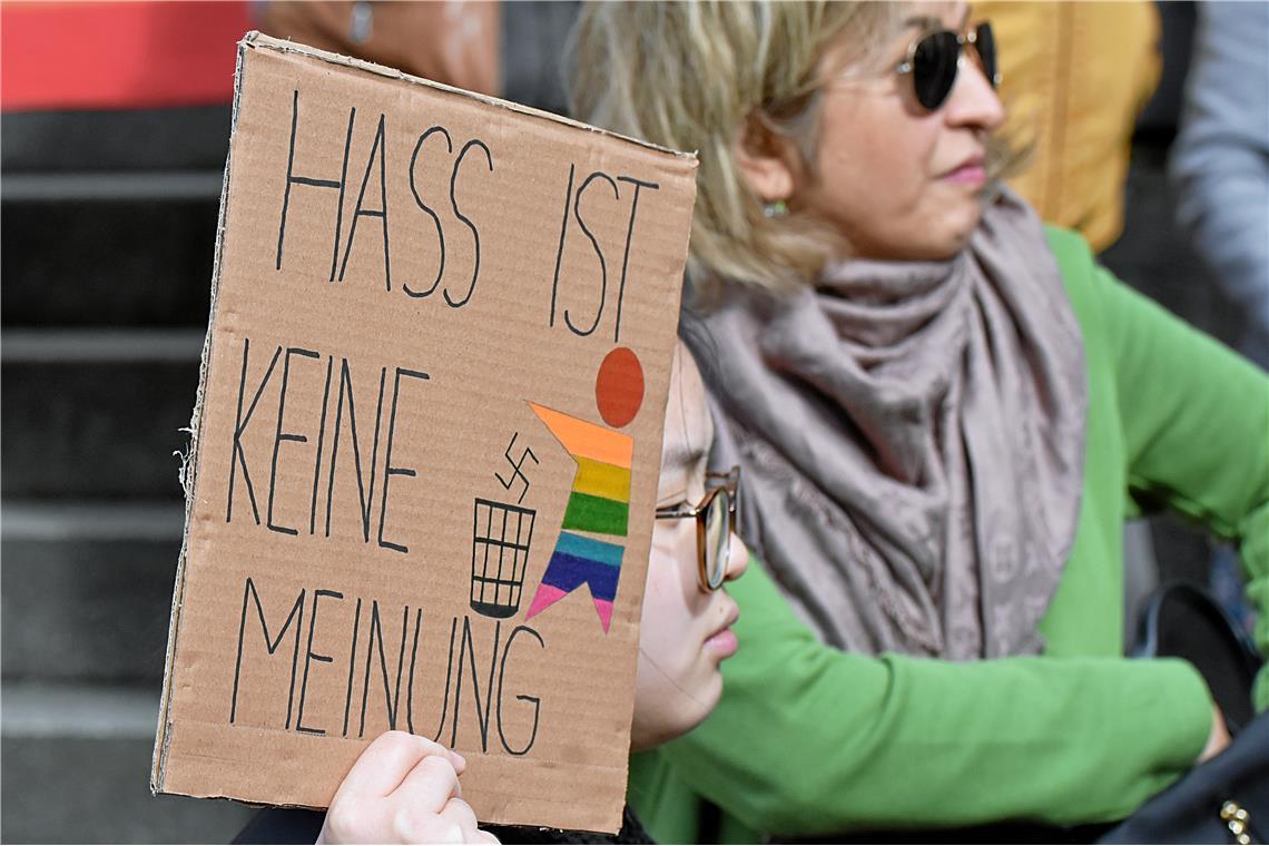 HASS IST KEINE MEINUNG  steht auf dem Schild. Demonstration und Kundgebung gegen...