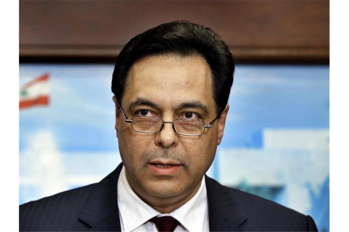 Noch immer Suche nach Opfern in Beirut Hassan Diab bleibt geschäftsführend im Amt. Foto: Bilal Hussein/AP/dpa