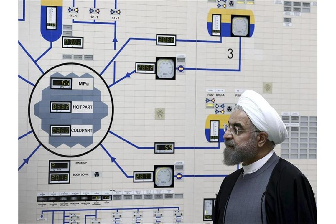 Atomdeal in Gefahr: Iran beschleunigt Urananreicherung Hassan Ruhani, Präsident des Iran, besucht das Kernkraftwerk Buschehr. Foto: Mohammad Berno/Iranian President's Office/AP/dpa