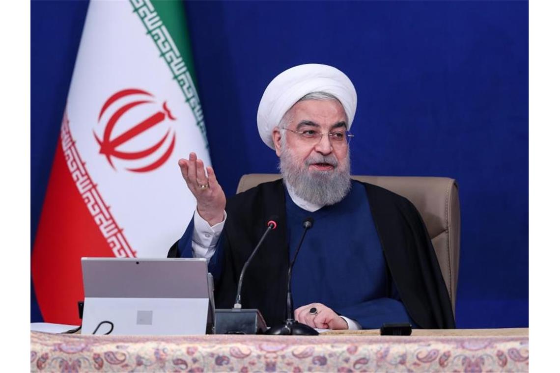 Hassan Ruhani, Präsident des Iran, spricht bei der wöchentlichen Kabinettssitzung. Foto: -/Iranian Presidency/dpa