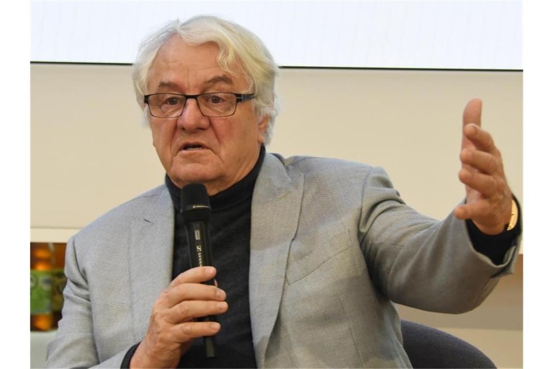 Hasso Plattner spricht in ein Mikrofon. Foto: Bernd Settnik/dpa-Zentralbild/dpa/Archivbild