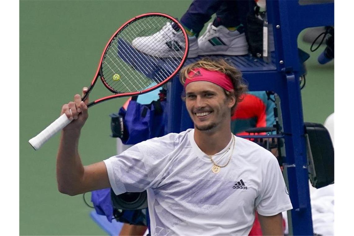 „Noch nicht fertig“: Krönt Zverev sein turbulentes Jahr? Hat Alexander Zverev auch nach US-Open-Halbfinale noch gut lachen?. Foto: Seth Wenig/AP/dpa