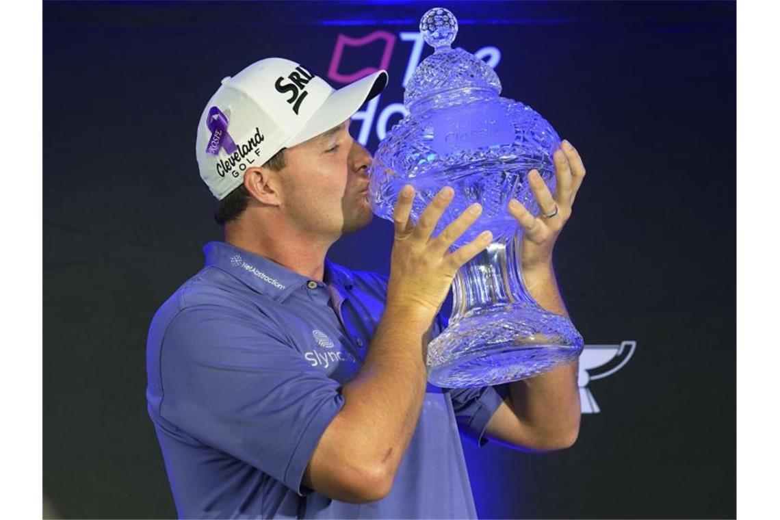 Straka gewinnt als erster Österreicher Turnier der PGA-Tour Hat als erster österreichischer Golf-Profi ein Turnier auf der PGA-Tour gewonnen: Sepp Straka feiert seinen Sieg und küsst die Trophäe. Foto: Marta Lavandier/AP/dpa