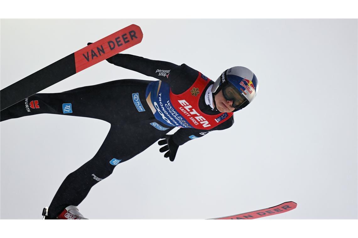 "Holzmedaille" im Regen: Deutsche Mixed-Serie bei WM beendet Hat auf der großen Schanze teilweise Probleme: Olympiasieger Wellinger.