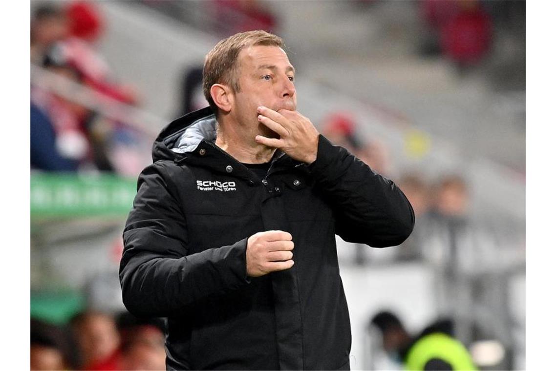 Bundesliga: Das war der Samstag, das kommt am Sonntag Hat bei den Bielefelder Fans mittlerweile einen schweren Stand: Arminia-Coach Frank Kramer. Foto: Torsten Silz/dpa