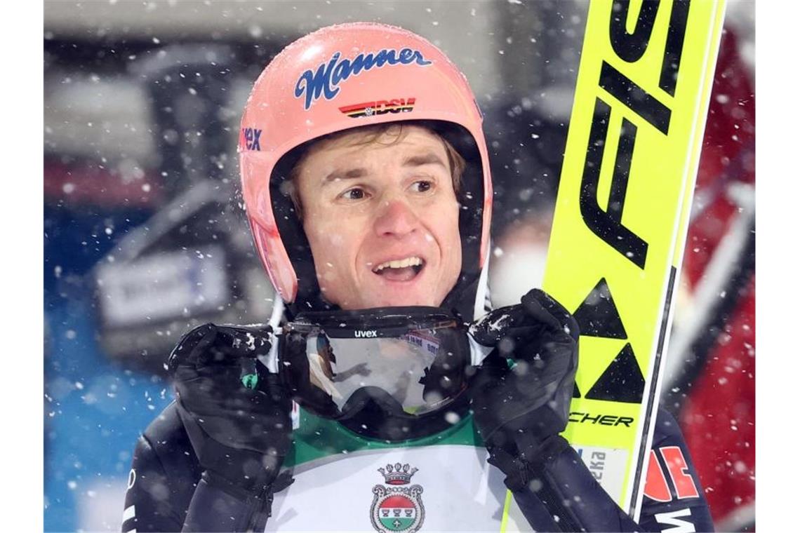 Hat bei der Qualifikation in Oberstdorf noch keine Top-Leistung gezeigt: Karl Geiger im Zielbereich. Foto: Daniel Karmann/dpa