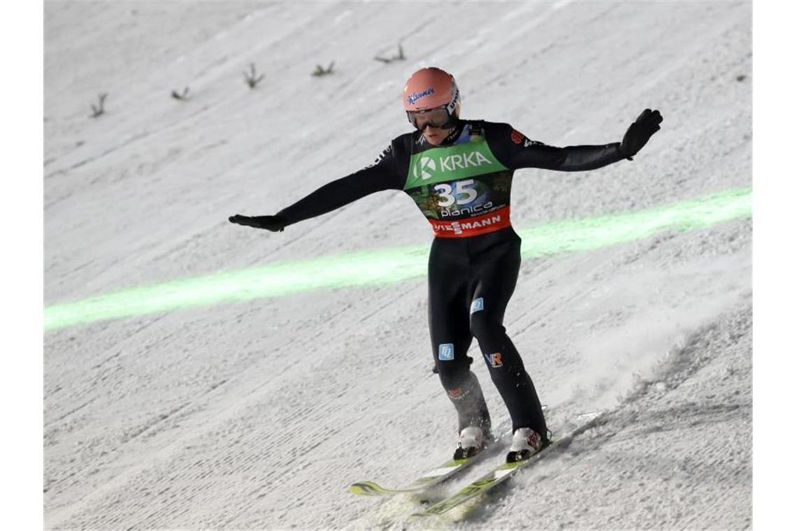 Hat bei der Skisprung-WM nach dem Freitag Platz eins inne: Karl Geiger. Foto: Darko Bandic/AP/dpa