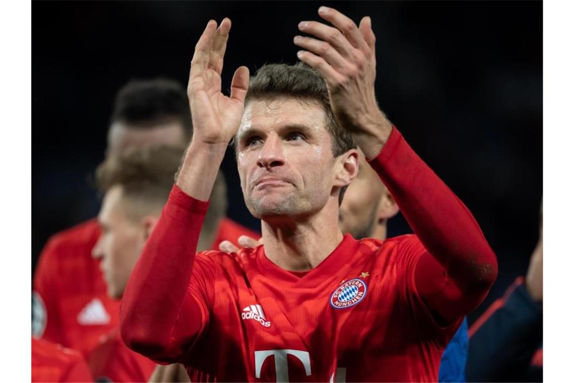 Hat beim FC Bayern München bis 2023 verlängert: Thomas Müller applaudiert. Foto: Sven Hoppe/dpa