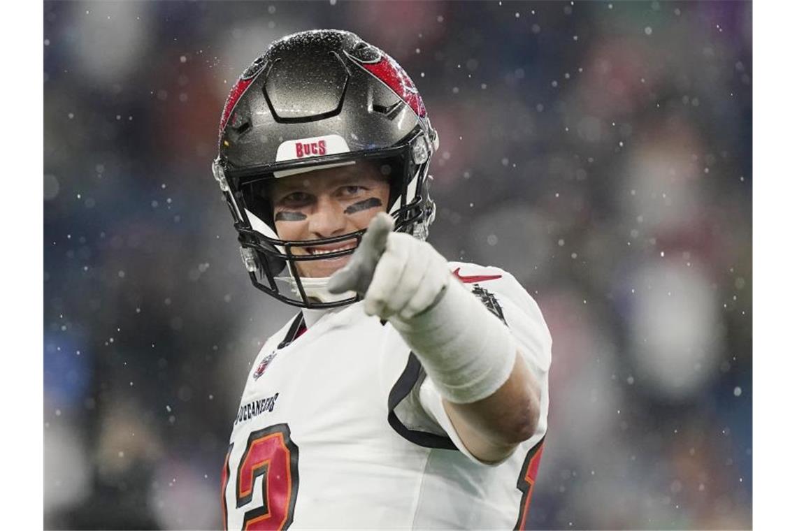 NFL: „20 Jahre lang mein Zuhause“ - Brady siegt bei Rückkehr Hat beim Spiel gegen die Patriots einen weiteren Rekord aufgestellt: Quarterback Tom Brady von Tampa Bay. Foto: Steven Senne/AP/dpa