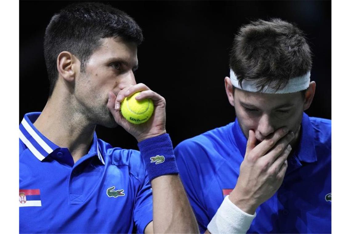 Hat das Doppel gegen Kroatien verloren: Der Serbe Novak Djokovic (l) flüstert mit seinem Teamkollegen Filip Krajnovic. Foto: Bernat Armangue/AP/dpa